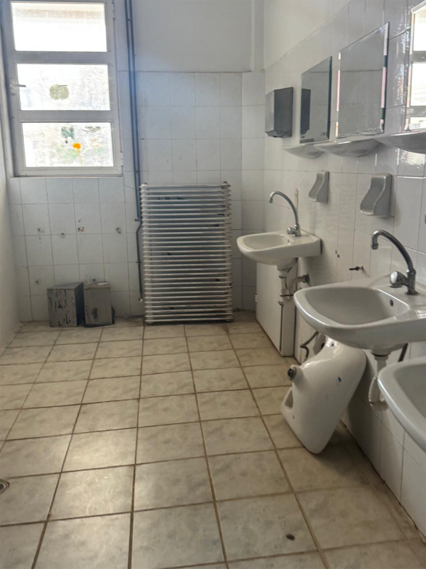 Άθλιες συνθήκες στο ΕΠΑΛ Αλεξανδρούπολης με σπασμένες εγκαταστάσεις και νερά που λιμνάζουν, δείτε βίντεο 
