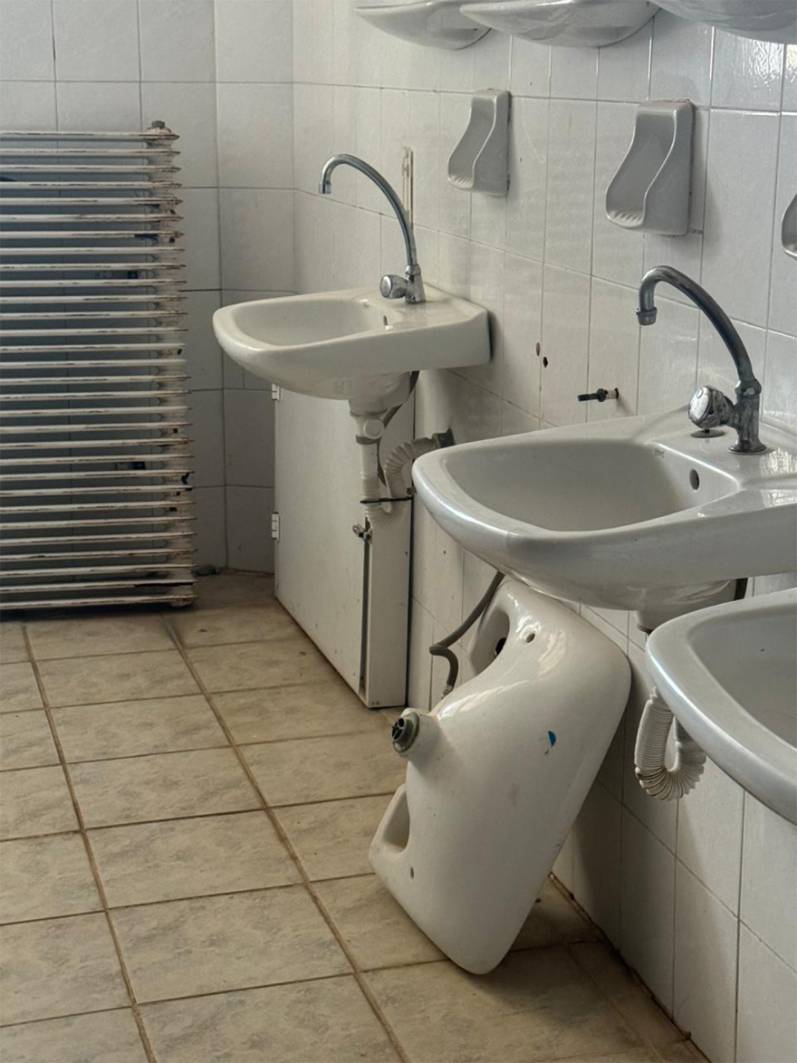 Άθλιες συνθήκες στο ΕΠΑΛ Αλεξανδρούπολης με σπασμένες εγκαταστάσεις και νερά που λιμνάζουν, δείτε βίντεο 
