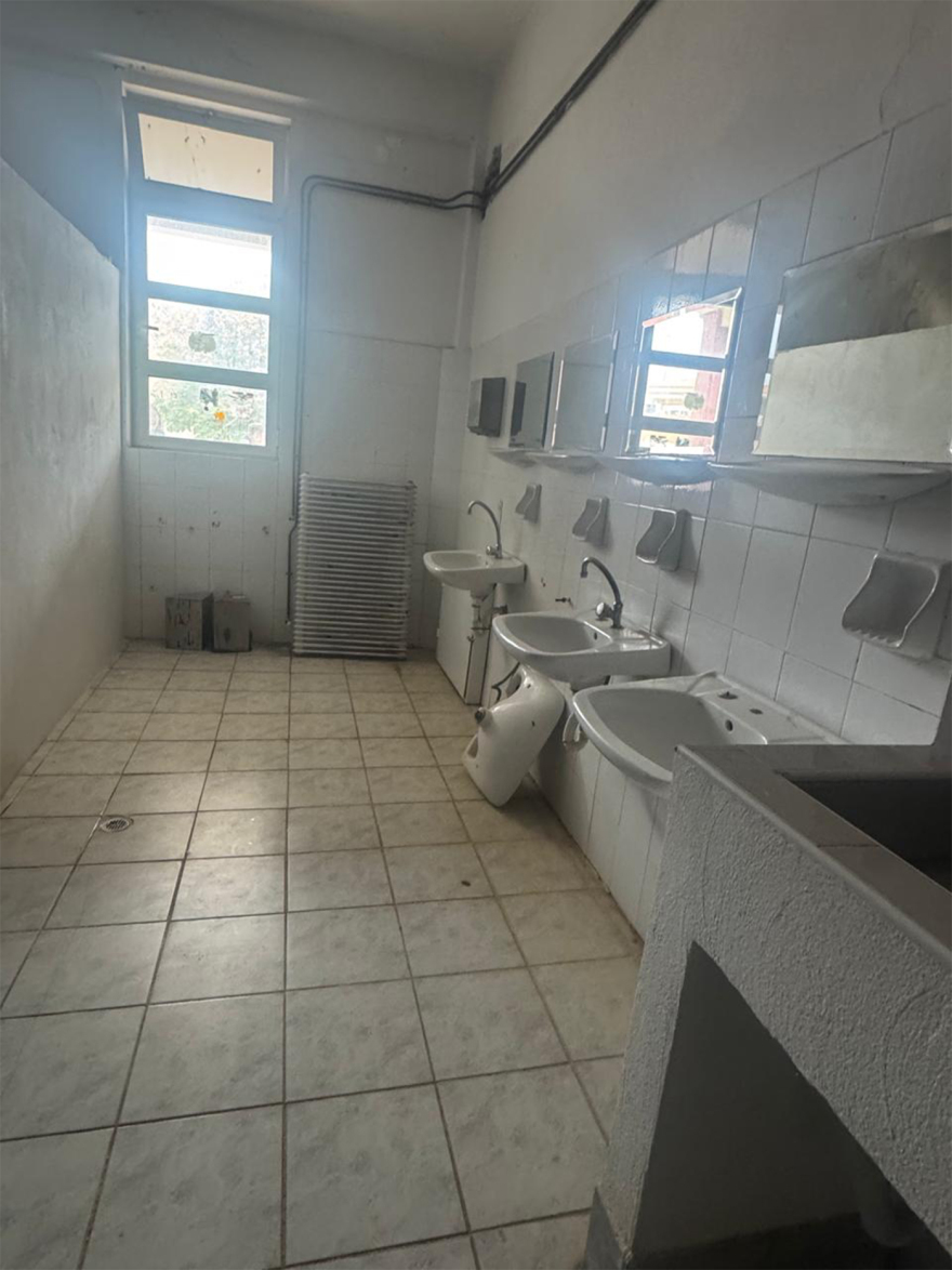 Άθλιες συνθήκες στο ΕΠΑΛ Αλεξανδρούπολης με σπασμένες εγκαταστάσεις και νερά που λιμνάζουν, δείτε βίντεο 
