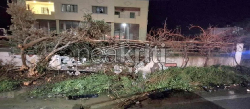 Αυτοκίνητο έπεσε σε τοίχο στον Άγιο Νικόλαο, τραυματίστηκαν τρεις νεαροί