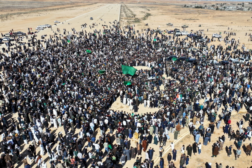 Πλήθος νοσταλγών του Μουάμαρ Καντάφι στην κηδεία του γιου του