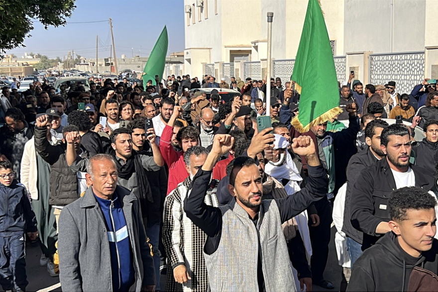 Πλήθος νοσταλγών του Μουάμαρ Καντάφι στην κηδεία του γιου του