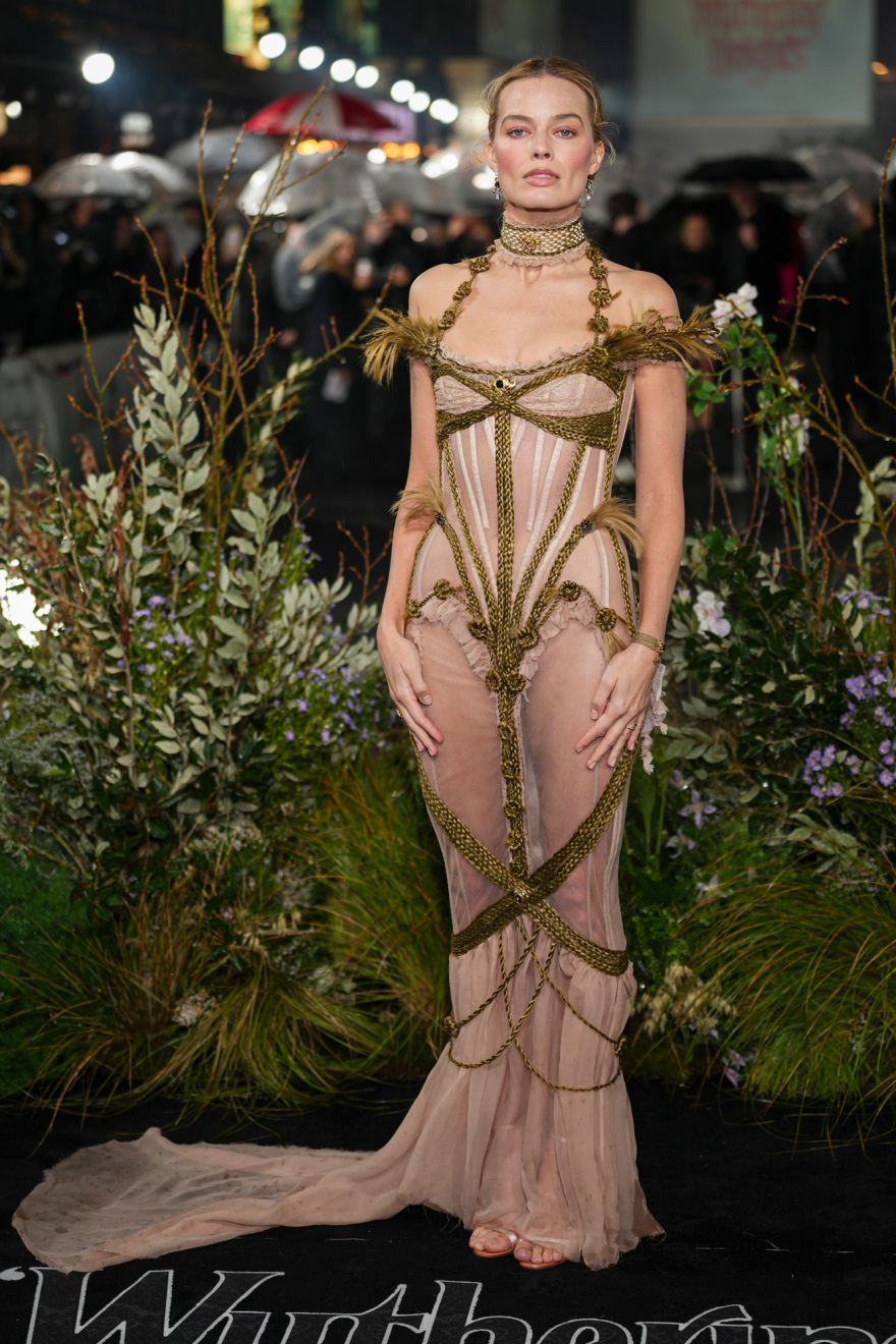 Μάργκοτ Ρόμπι: Με ημιδιάφανο φόρεμα, κορσέ και κεντητό τσόκερ στην πρεμιέρα για τα «Ανεμοδαρμένα Ύψη»