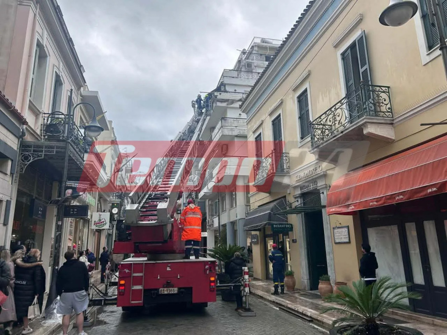 Έπεσαν σοβάδες από μπαλκόνι πολυκατοικίας σε κεντρικό δρόμο της Πάτρας