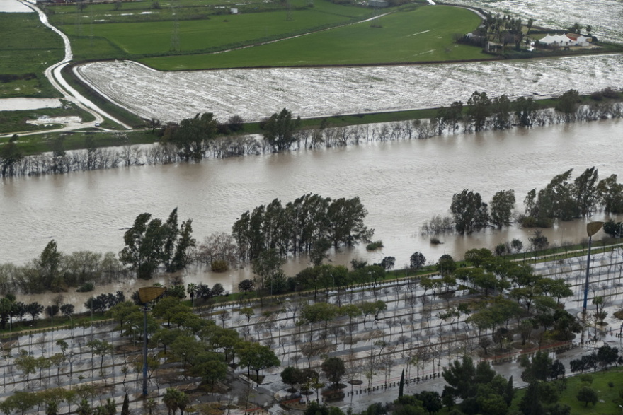 Καταιγίδα Μάρτα: Ένας πυροσβέστης νεκρός στην Πορτογαλία, χιλιάδες άνθρωποι εκκένωσαν τα σπίτια τους στην Ισπανία