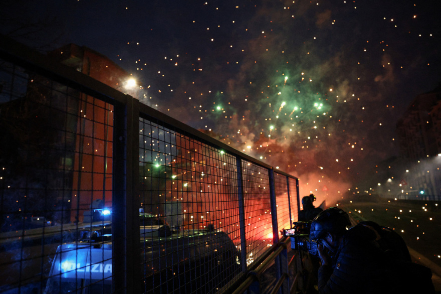 Επεισόδια στο Μιλάνο κοντά στο Ολυμπιακό Χωριό: Κροτίδες και δακρυγόνα μεταξύ αστυνομίας και διαδηλωτών, δείτε βίντεο