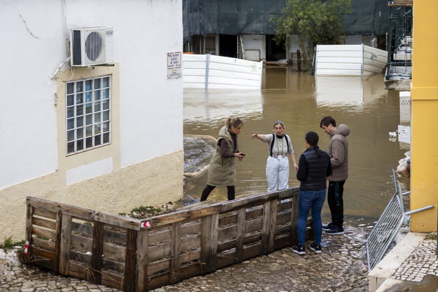 Καταιγίδα Μάρτα: Ένας πυροσβέστης νεκρός στην Πορτογαλία, χιλιάδες άνθρωποι εκκένωσαν τα σπίτια τους στην Ισπανία