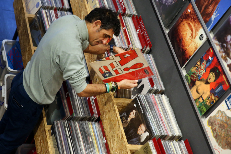 Το βινύλιο αναβιώνει και τα δισκάδικα επανέρχονται: Δεν είναι μόνο νοσταλγία, αλλά και μία αισθητική επιλογή