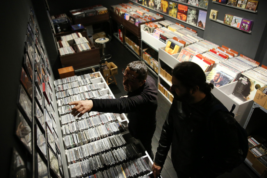 Το βινύλιο αναβιώνει και τα δισκάδικα επανέρχονται: Δεν είναι μόνο νοσταλγία, αλλά και μία αισθητική επιλογή