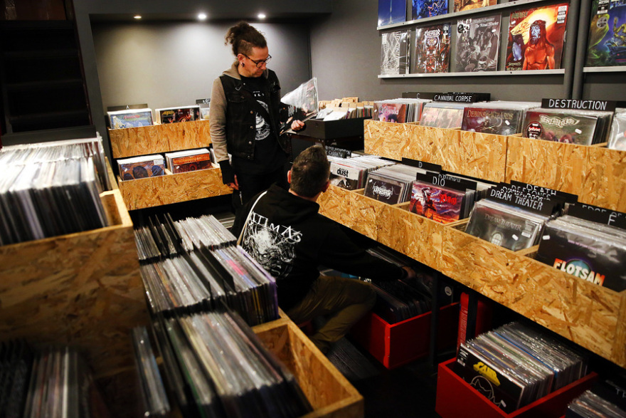 Το βινύλιο αναβιώνει και τα δισκάδικα επανέρχονται: Δεν είναι μόνο νοσταλγία, αλλά και μία αισθητική επιλογή