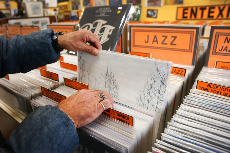 Το βινύλιο αναβιώνει και τα δισκάδικα επανέρχονται: Δεν είναι μόνο νοσταλγία, αλλά και μία αισθητική επιλογή