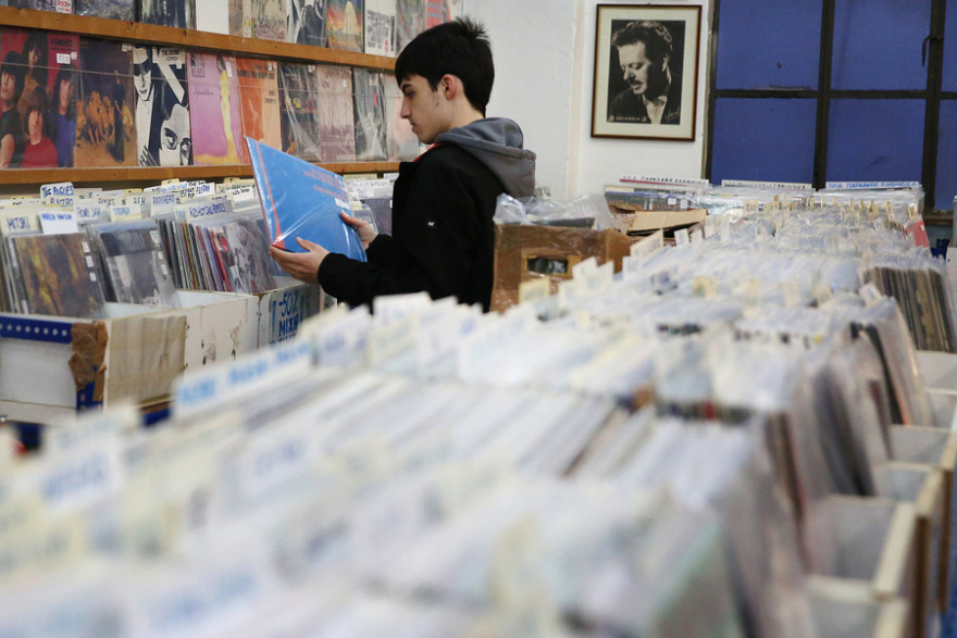 Το βινύλιο αναβιώνει και τα δισκάδικα επανέρχονται: Δεν είναι μόνο νοσταλγία, αλλά και μία αισθητική επιλογή