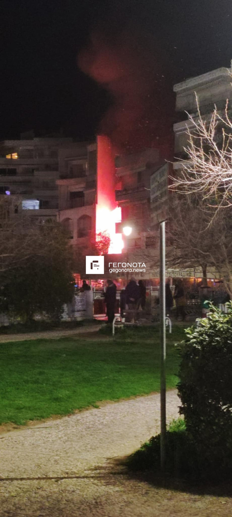 Πύρινη κόλαση στο κέντρο του Βόλου από φωτιά σε παλιό σπίτι, δείτε βίντεο και φωτογραφίες