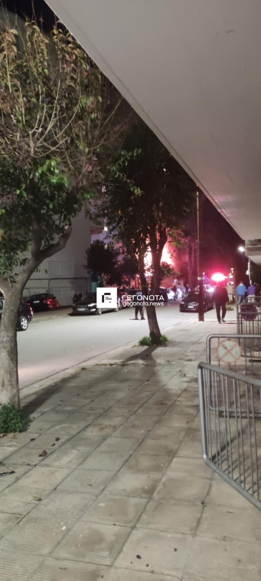 Πύρινη κόλαση στο κέντρο του Βόλου από φωτιά σε παλιό σπίτι, δείτε βίντεο και φωτογραφίες