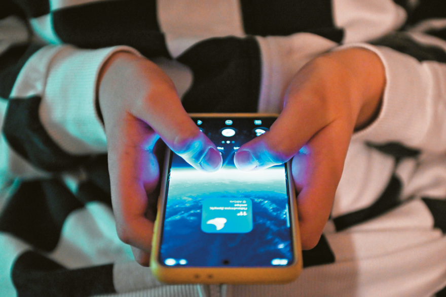 «Ξεκολλήστε από το κινητό»: Έρχεται νόμος που θα απαγορεύει τη χρήση social media για παιδιά έως 15 ετών