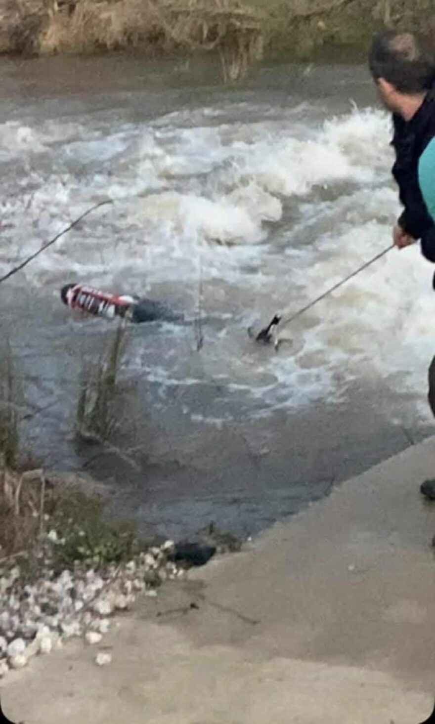 Κοζάνη: Κυνηγοί έσωσαν νεαρό που παρασύρθηκε με τη μηχανή του από ορμητικά νερά, δείτε εικόνες