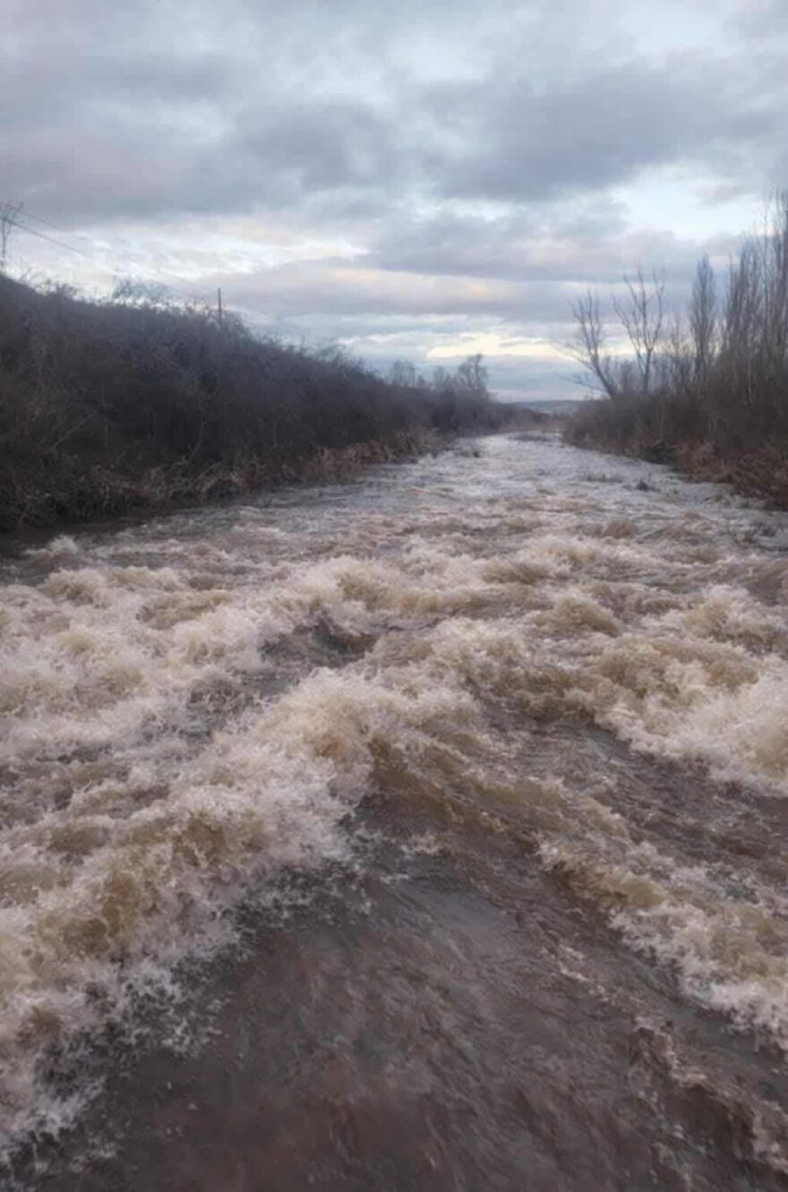 Κοζάνη: Κυνηγοί έσωσαν νεαρό που παρασύρθηκε με τη μηχανή του από ορμητικά νερά, δείτε εικόνες