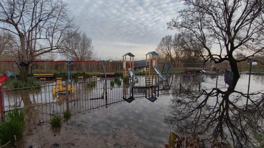 Ηπειρος: Φούσκωσε ο Λούρος από τις βροχοπτώσεις και καλλιέργειες βυθίστηκαν στο νερό