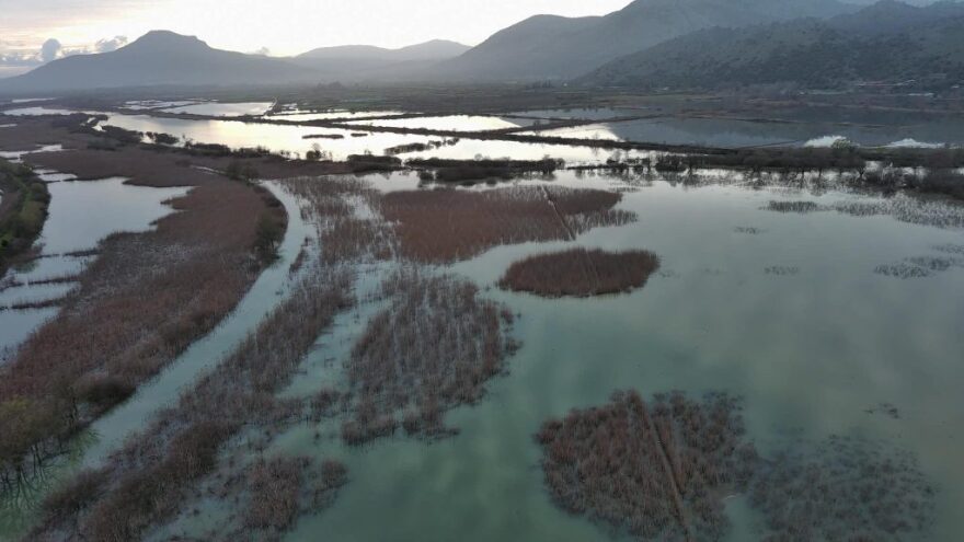 Ηπειρος: Φούσκωσε ο Λούρος από τις βροχοπτώσεις και καλλιέργειες βυθίστηκαν στο νερό