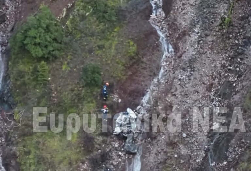 Τροχαίο στην Ευρυτανία: ΙΧ έπεσε σε γκρεμό 300 μέτρων, δείτε φωτογραφίες