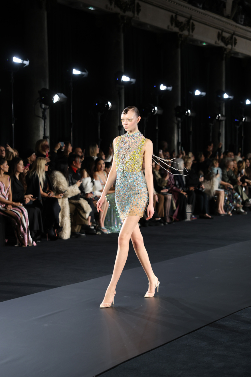 Σίλια Κριθαριώτη: Το Παρίσι είπε «Bienvenue» στην ελληνική υψηλή ραπτική
