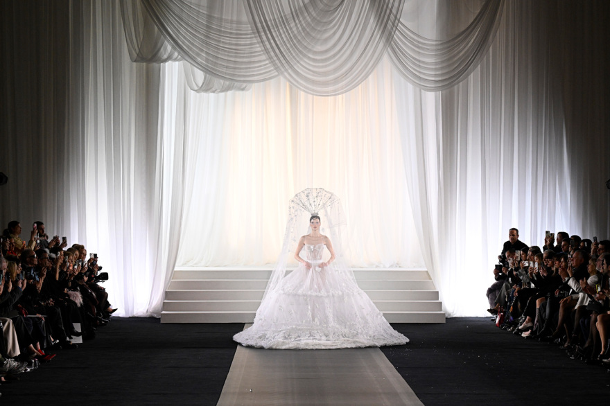 Σίλια Κριθαριώτη: Το Παρίσι είπε «Bienvenue» στην ελληνική υψηλή ραπτική
