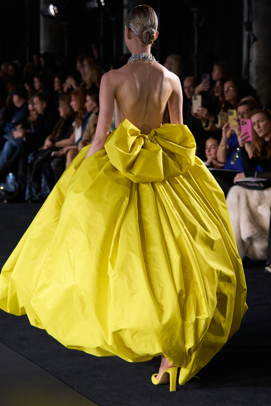 Σίλια Κριθαριώτη: Το Παρίσι είπε «Bienvenue» στην ελληνική υψηλή ραπτική
