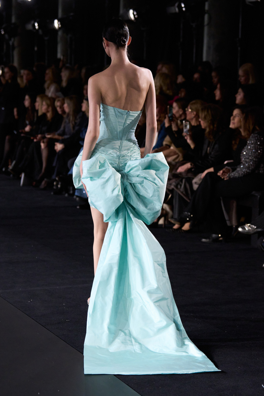 Σίλια Κριθαριώτη: Το Παρίσι είπε «Bienvenue» στην ελληνική υψηλή ραπτική
