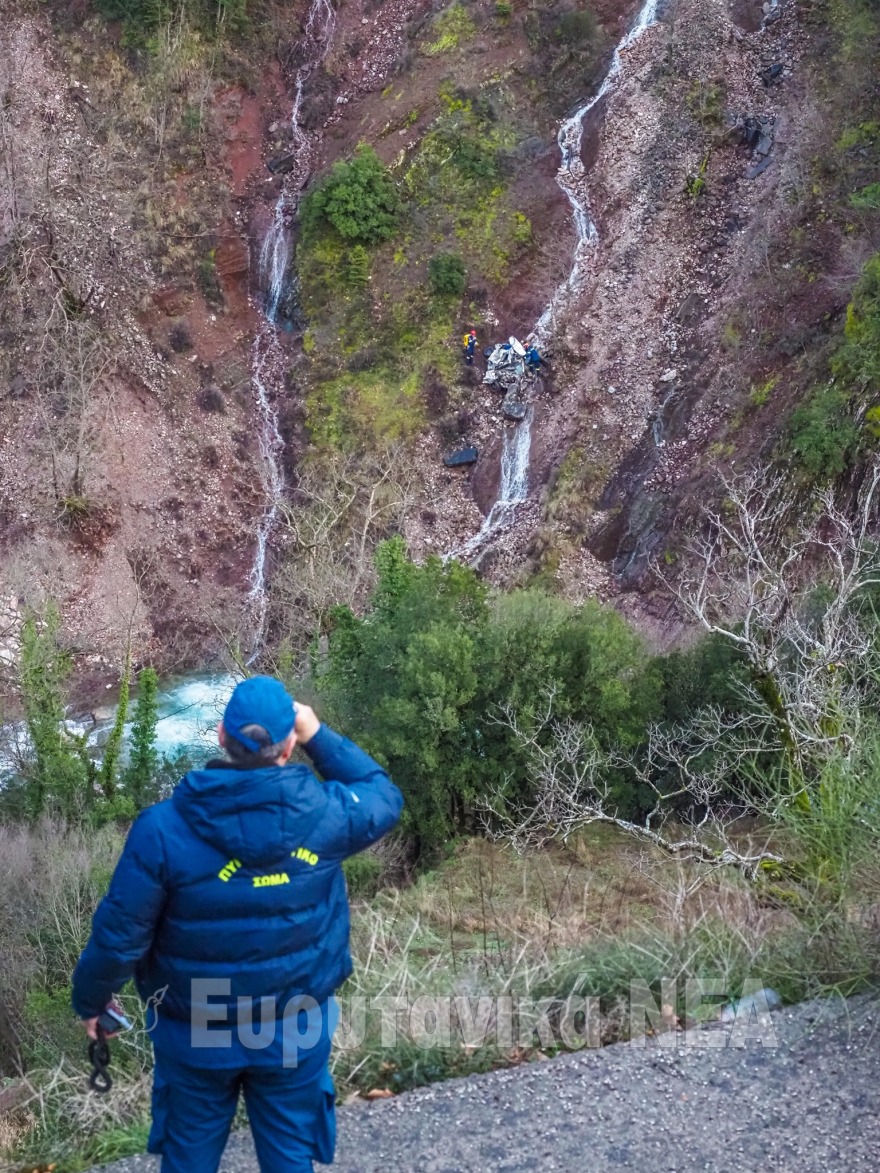 Άμορφη μάζα το ΙΧ που έπεσε σε χαράδρα 300 μέτρων στον Προυσό Ευρυτανίας: 59 ετών ο οδηγός που βρήκε τραγικό θάνατο
