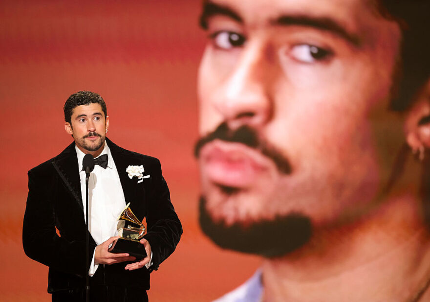 Bad Bunny: Πώς ο υπάλληλος του σούπερ μάρκετ που έγραφε τραγούδια στο δωμάτιό του έγινε το απόλυτο μουσικό φαινόμενο της εποχής