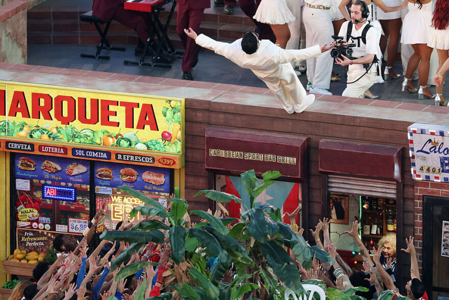 Bad Bunny: Πώς ο υπάλληλος του σούπερ μάρκετ που έγραφε τραγούδια στο δωμάτιό του έγινε το απόλυτο μουσικό φαινόμενο της εποχής