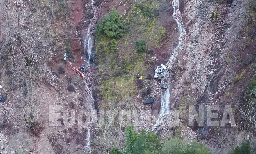 Άμορφη μάζα το ΙΧ που έπεσε σε χαράδρα 300 μέτρων στον Προυσό Ευρυτανίας: 59 ετών ο οδηγός που βρήκε τραγικό θάνατο