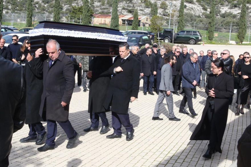 Συγγενείς και φίλοι στο τελευταίο αντίο του θρύλου της νυχτερινής διασκέδασης Λάκη Ραπτάκη