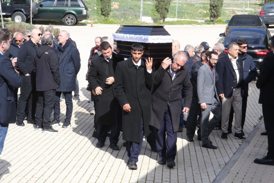 Συγγενείς και φίλοι στο τελευταίο αντίο του θρύλου της νυχτερινής διασκέδασης Λάκη Ραπτάκη