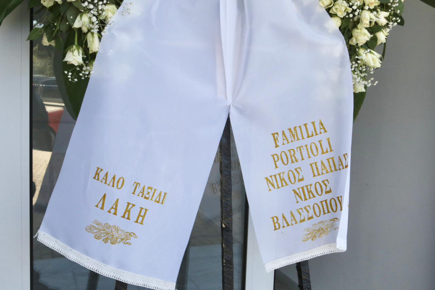 Συγγενείς και φίλοι στο τελευταίο αντίο του θρύλου της νυχτερινής διασκέδασης Λάκη Ραπτάκη