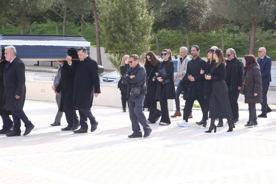 Συγγενείς και φίλοι στο τελευταίο αντίο του θρύλου της νυχτερινής διασκέδασης Λάκη Ραπτάκη