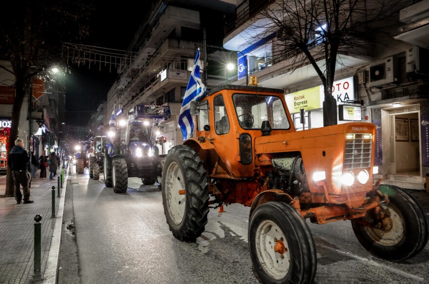 Συλλαλητήριο και πορεία με τρακτέρ αγροτών στο κέντρο της Λάρισας: Δείτε βίντεο και φωτογραφίες