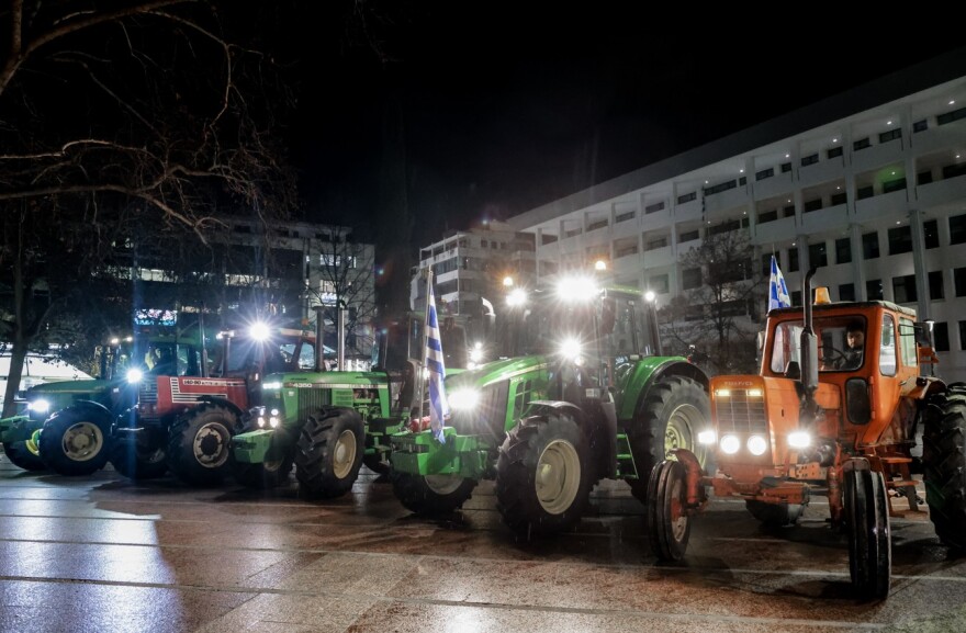 Συλλαλητήριο και πορεία με τρακτέρ αγροτών στο κέντρο της Λάρισας: Δείτε βίντεο και φωτογραφίες