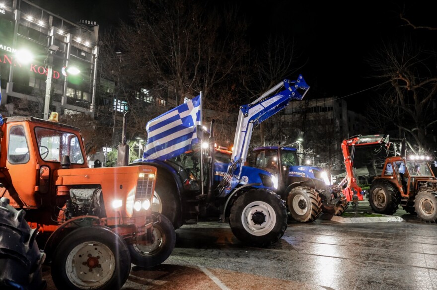 Συλλαλητήριο και πορεία με τρακτέρ αγροτών στο κέντρο της Λάρισας: Δείτε βίντεο και φωτογραφίες
