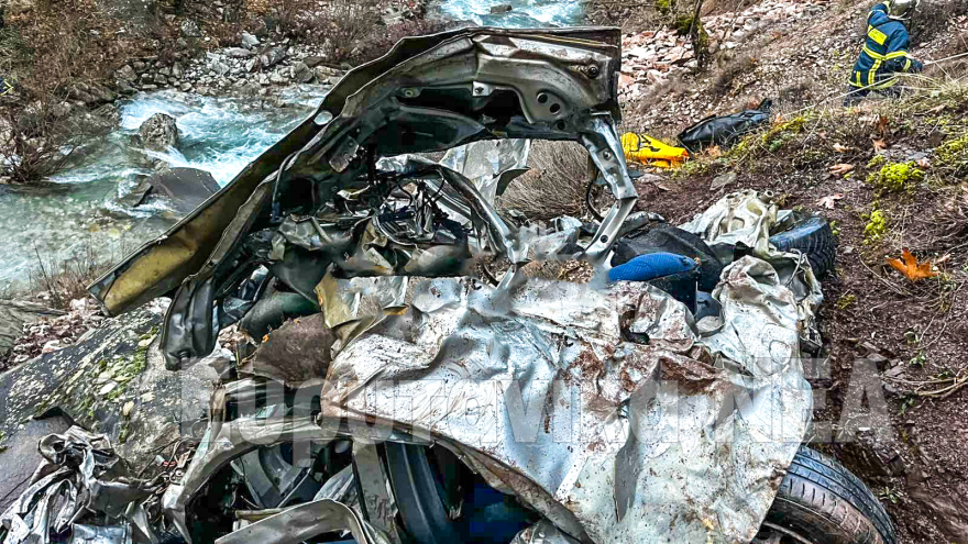 Άμορφη μάζα το ΙΧ που έπεσε σε χαράδρα 300 μέτρων στον Προυσό Ευρυτανίας: 59 ετών ο οδηγός που βρήκε τραγικό θάνατο