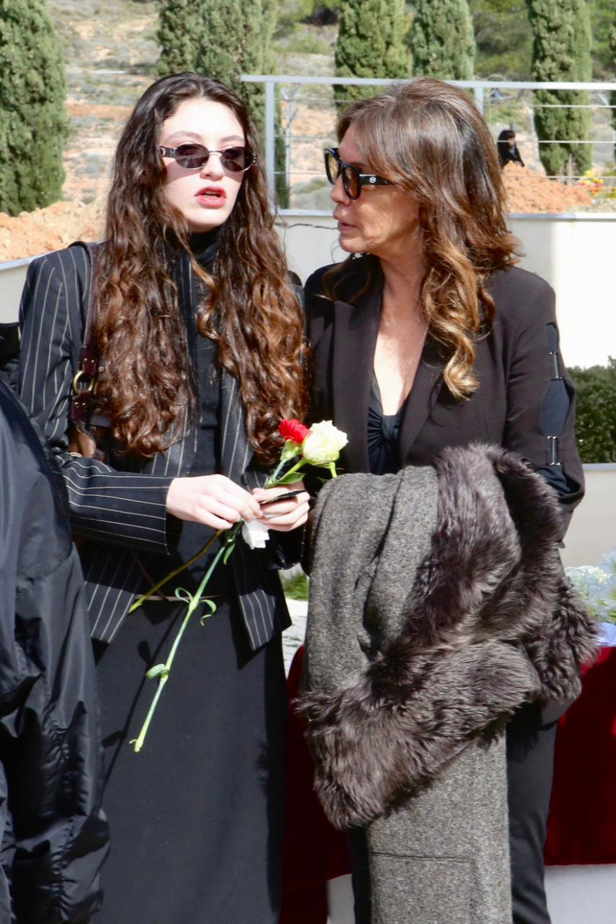 Συγγενείς και φίλοι στο τελευταίο αντίο του θρύλου της νυχτερινής διασκέδασης Λάκη Ραπτάκη