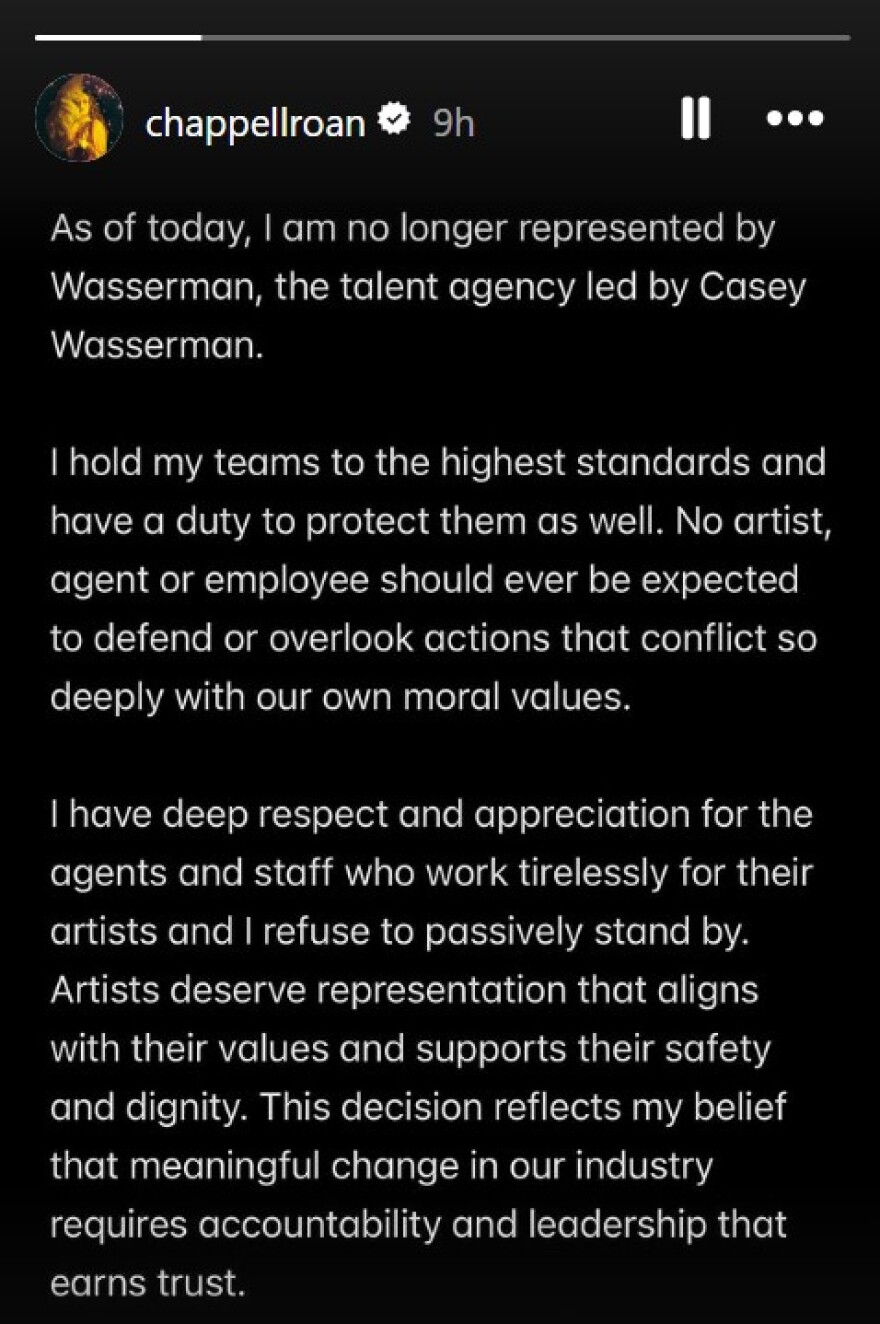 Η Τσάπελ Ρόαν αποχωρεί από την εταιρεία που την εκπροσωπεί μετά τις αποκαλύψεις για δεσμούς με την υπόθεση Έπσταϊν