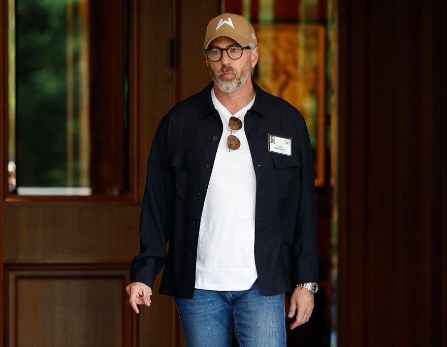 Η Τσάπελ Ρόαν αποχωρεί από την εταιρεία που την εκπροσωπεί μετά τις αποκαλύψεις για δεσμούς με την υπόθεση Έπσταϊν