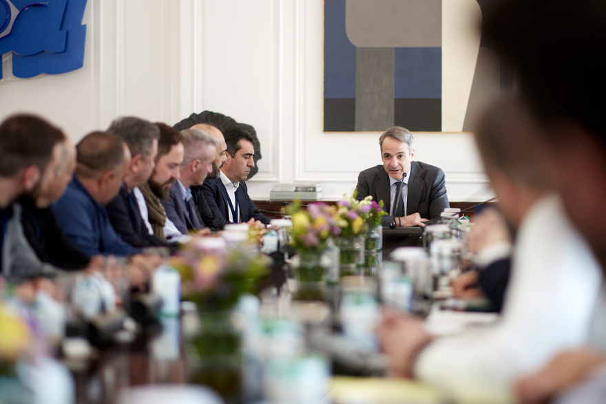 Αδιαπραγμάτευτη προτεραιότητα η στήριξη της κτηνοτροφίας, είπε ο Μητσοτάκης στη συνάντηση με τους αγρότες στο Μαξίμου