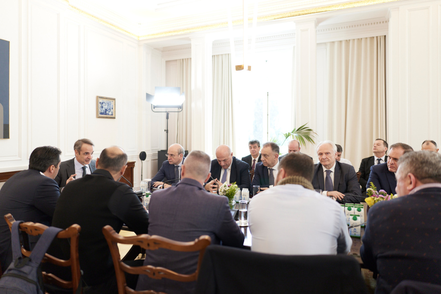 Αδιαπραγμάτευτη προτεραιότητα η στήριξη της κτηνοτροφίας, είπε ο Μητσοτάκης στη συνάντηση με τους αγρότες στο Μαξίμου