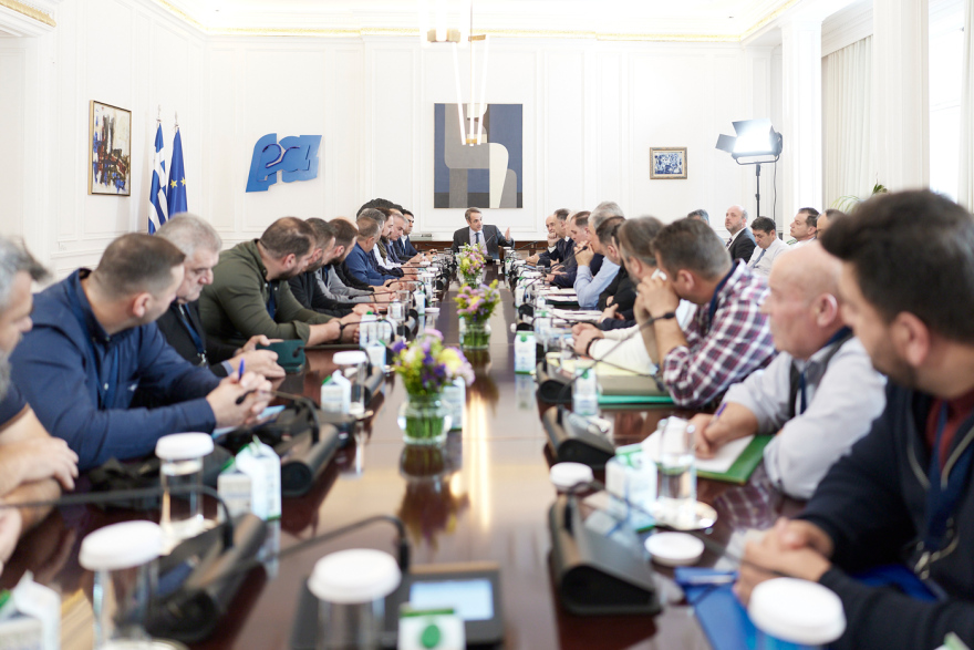 Αδιαπραγμάτευτη προτεραιότητα η στήριξη της κτηνοτροφίας, είπε ο Μητσοτάκης στη συνάντηση με τους αγρότες στο Μαξίμου