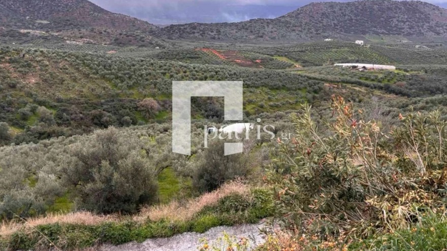 Μπετονιέρα ξέφυγε από τον δρόμο και κατέληξε σε χωράφι στο Ρέθυμνο