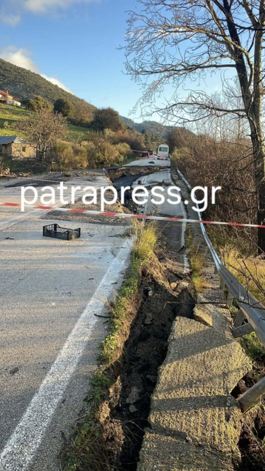 Κομμένη στα δύο η Πατρών-Τριπόλεως λόγω καθίζησης, μαθητές και καθηγητές πέρασαν πεζοί το σημείο για να πάνε σχολείο