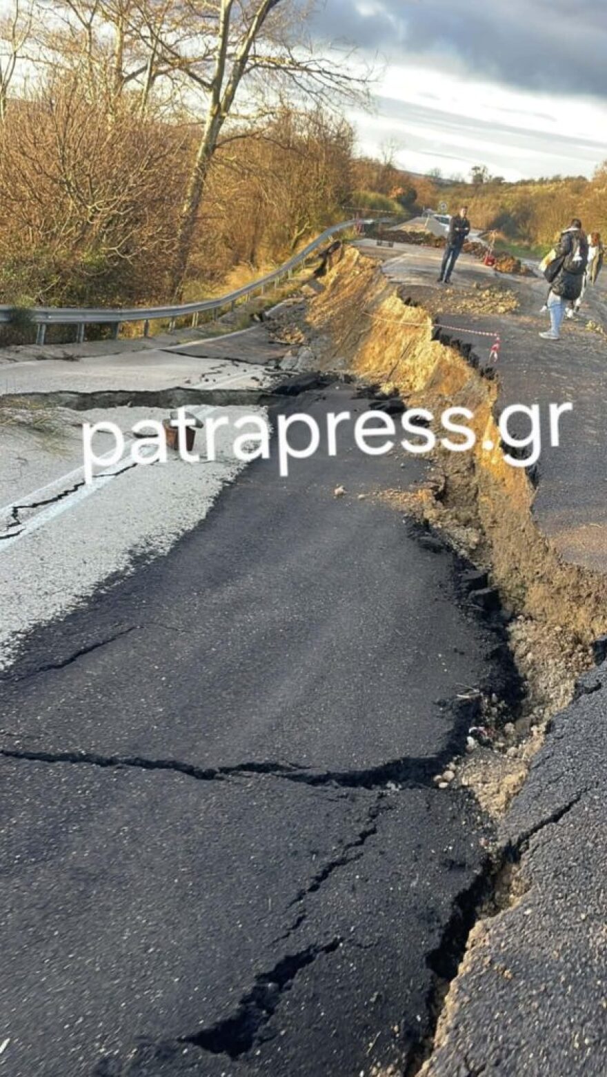 Κομμένη στα δύο η Πατρών-Τριπόλεως λόγω καθίζησης, μαθητές και καθηγητές πέρασαν πεζοί το σημείο για να πάνε σχολείο