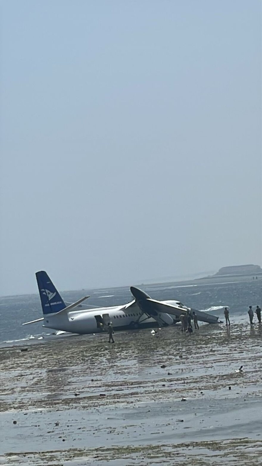 Αεροσκάφος στη Σομαλία έκανε αναγκαστική προσθαλάσσωση στα ρηχά: Σώοι όλοι οι επιβάτες, δείτε βίντεο
